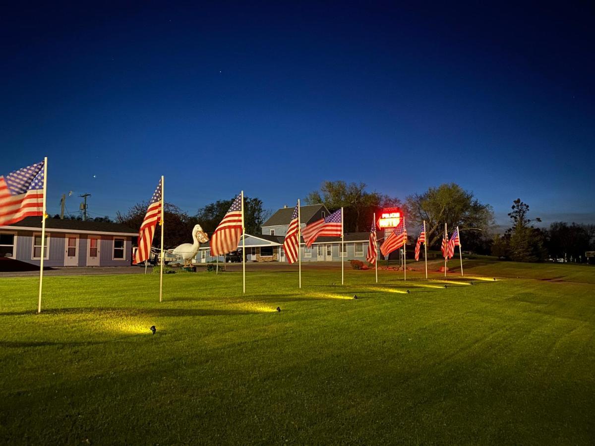 Pelican Motel Pelican Rapids Екстериор снимка