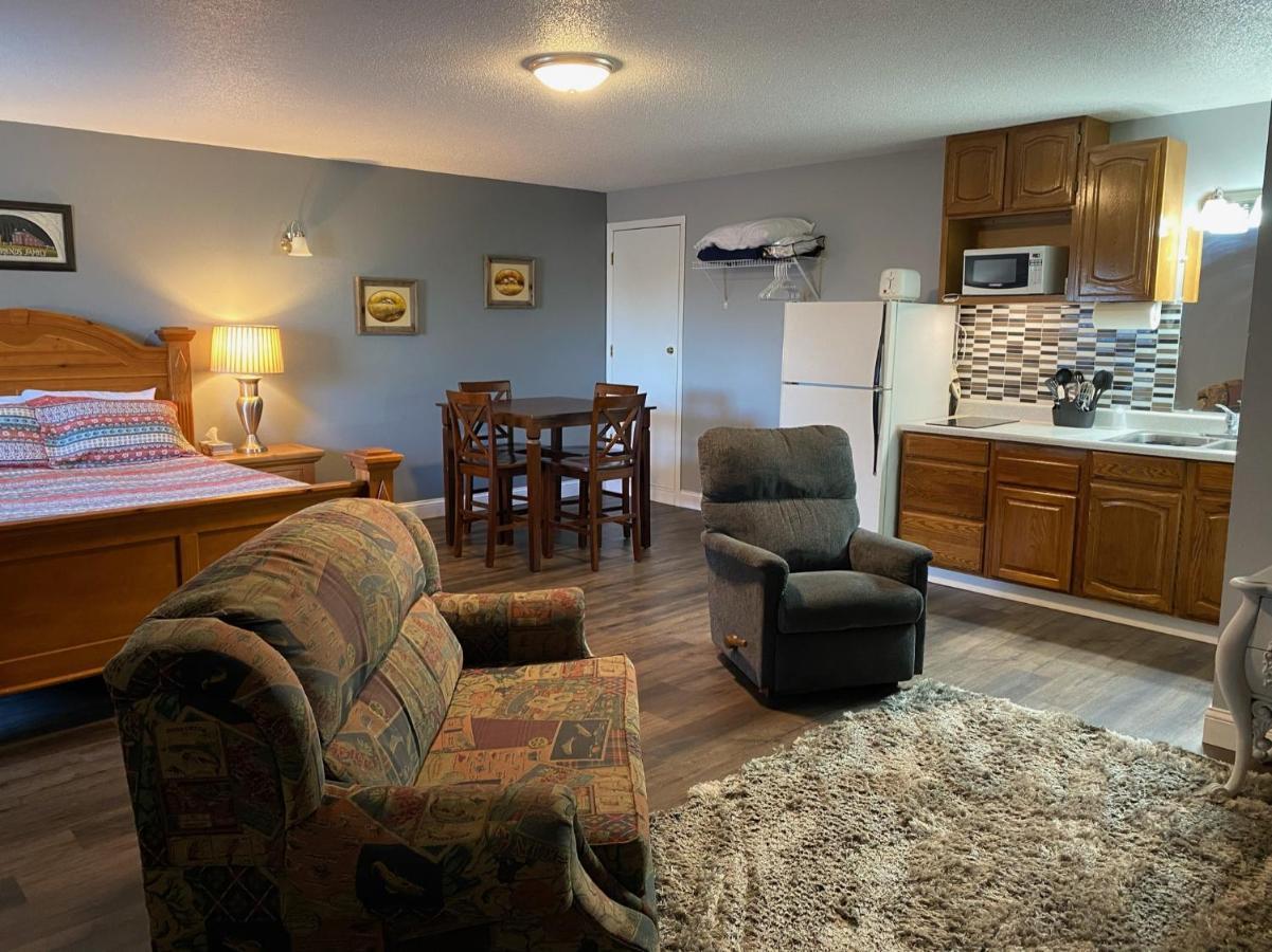 Pelican Motel Pelican Rapids Екстериор снимка