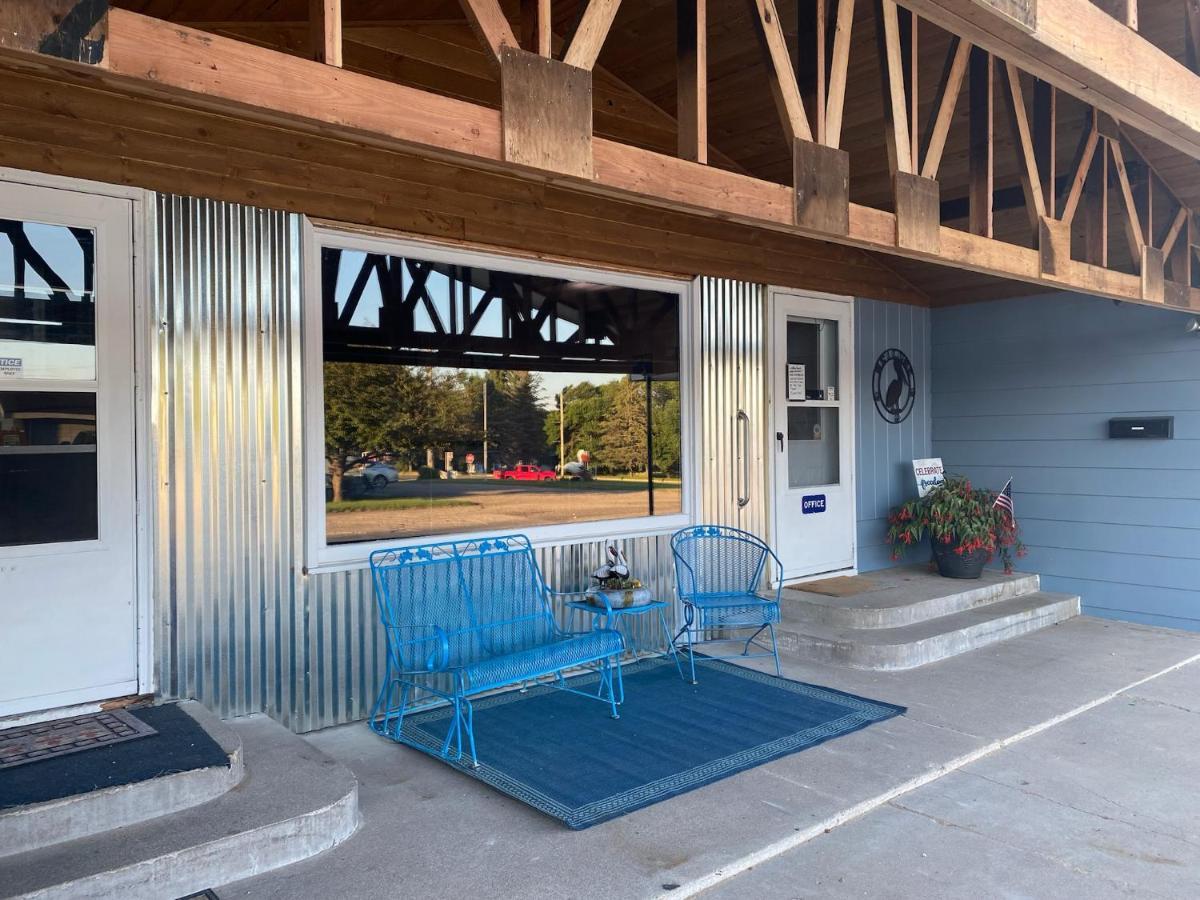 Pelican Motel Pelican Rapids Екстериор снимка