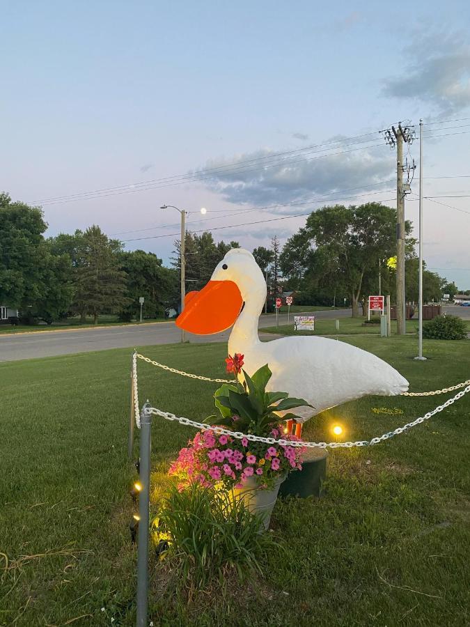 Pelican Motel Pelican Rapids Екстериор снимка