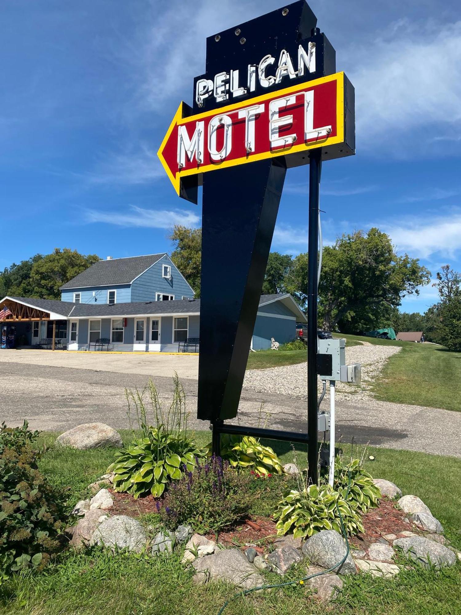 Pelican Motel Pelican Rapids Екстериор снимка