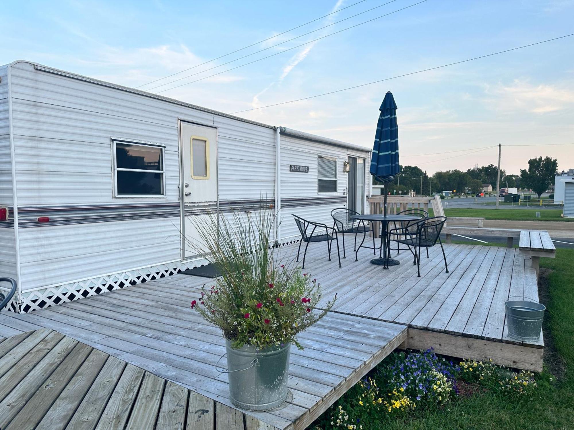 Pelican Motel Pelican Rapids Екстериор снимка